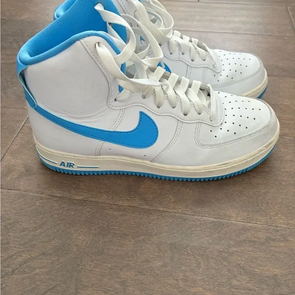 Nike Woman’s White and Blue Sneakers - Picture 3 of 5